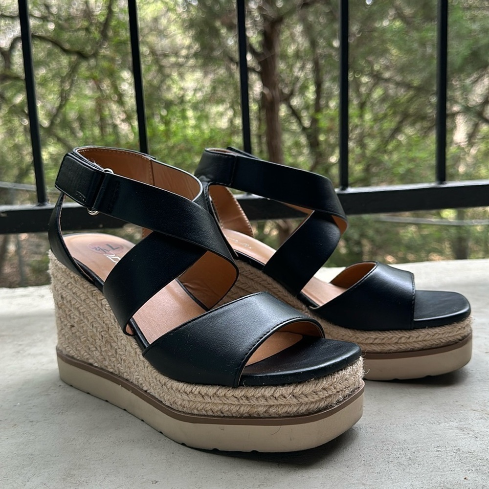 Women’s Soda Black and Tan Wedges - Size 7.5